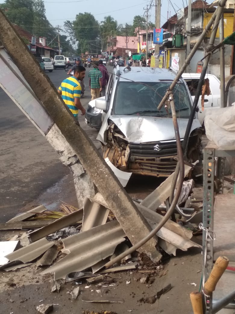 ವಿದ್ಯುತ್ ಕಂಬಕ್ಕೆ ಢಿಕ್ಕಿ ಹೊಡೆದ ಕಾರು; ತಪ್ಪಿದ ಅನಾಹುತ