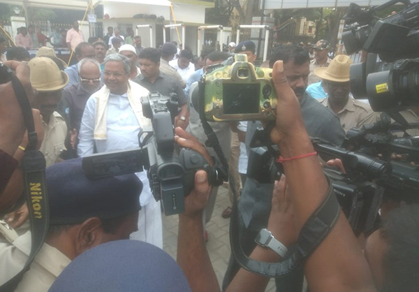 ಮೈಸೂರು: ಮತ ಎಣಿಕೆ ಕೇಂದ್ರಕ್ಕೆ ಸಿದ್ದರಾಮಯ್ಯ ಭೇಟಿ