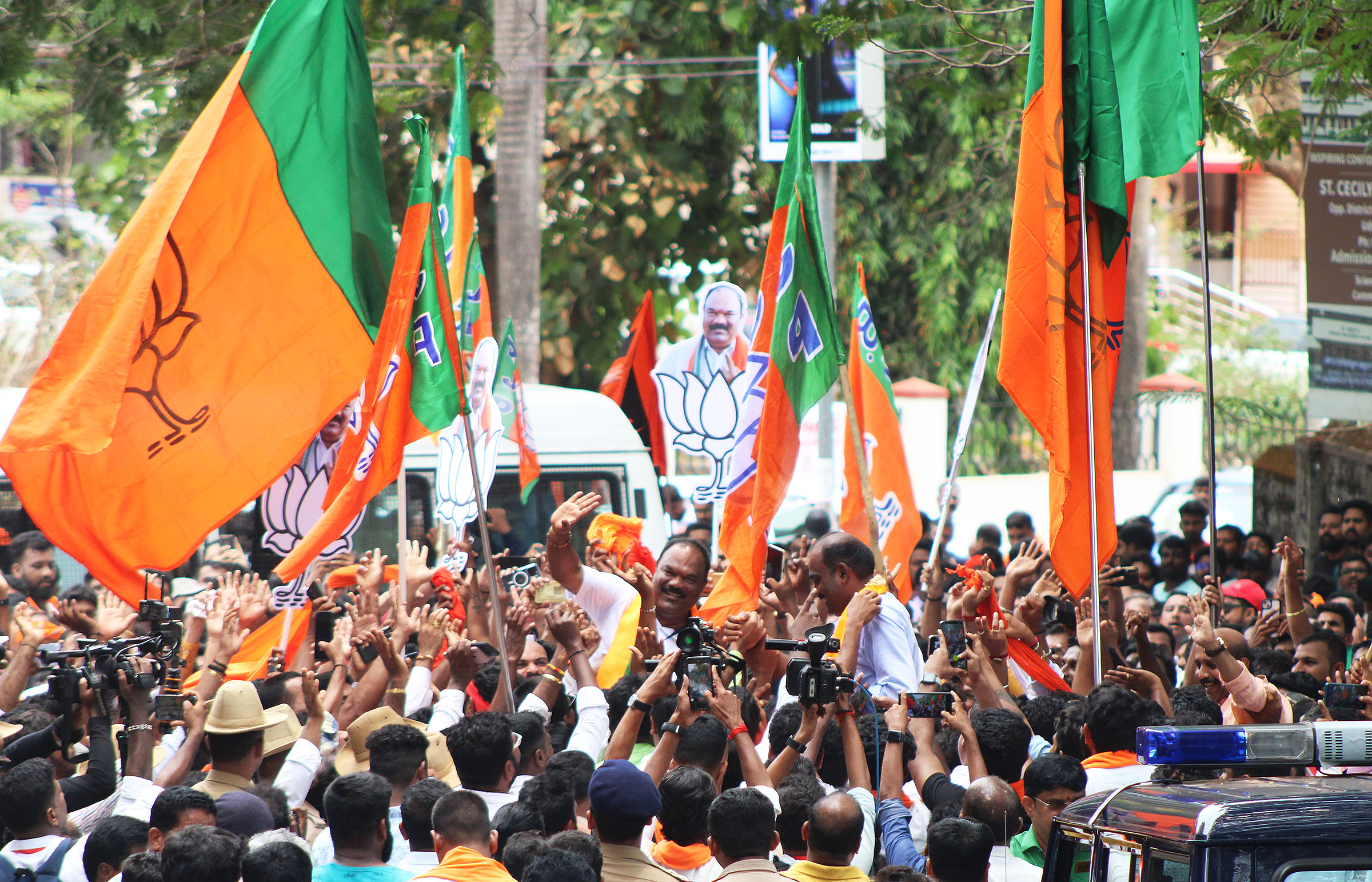 ಉಡುಪಿ: ಮತ ಎಣಿಕೆ ಕೇಂದ್ರದ ಬಳಿ ನಿಷೇಧಾಜ್ಞೆ ಉಲ್ಲಂಘಿಸಿ ಪಟಾಕಿ ಸಿಡಿಸಿ ವಿಜಯೋತ್ಸವ ಆಚರಿಸಿದ ಬಿಜೆಪಿ ಕಾರ್ಯಕರ್ತರು