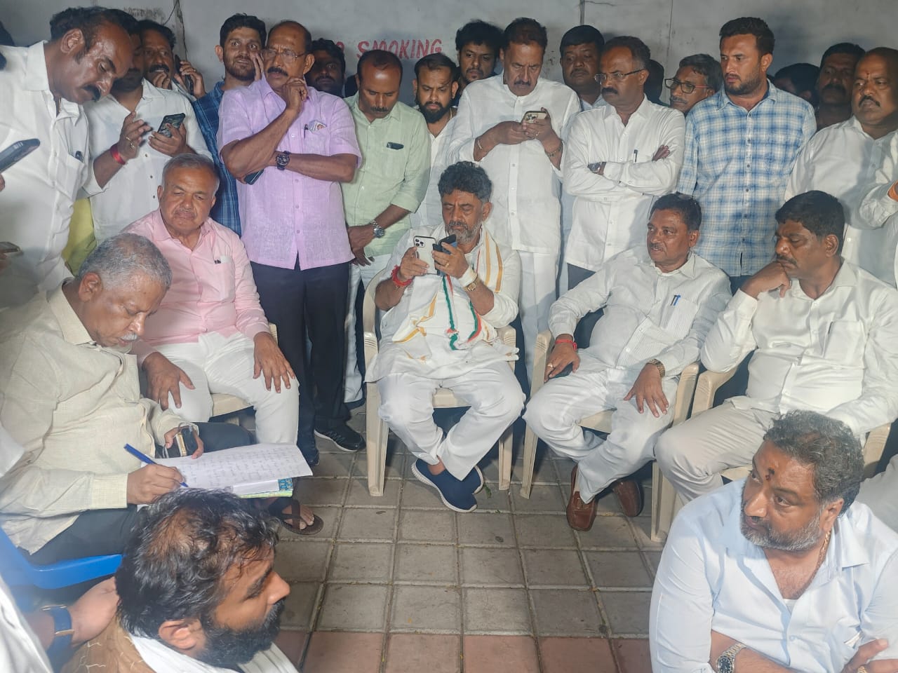 ಫಲಿತಾಂಶ ಗೊಂದಲ: ಜಯನಗರ ಮತ ಎಣಿಕೆ ಕೇಂದ್ರದ ಬಳಿ ಕಾಂಗ್ರೆಸ್ -ಬಿಜೆಪಿ ಕಾರ್ಯಕರ್ತರ ಹೈಡ್ರಾಮಾ