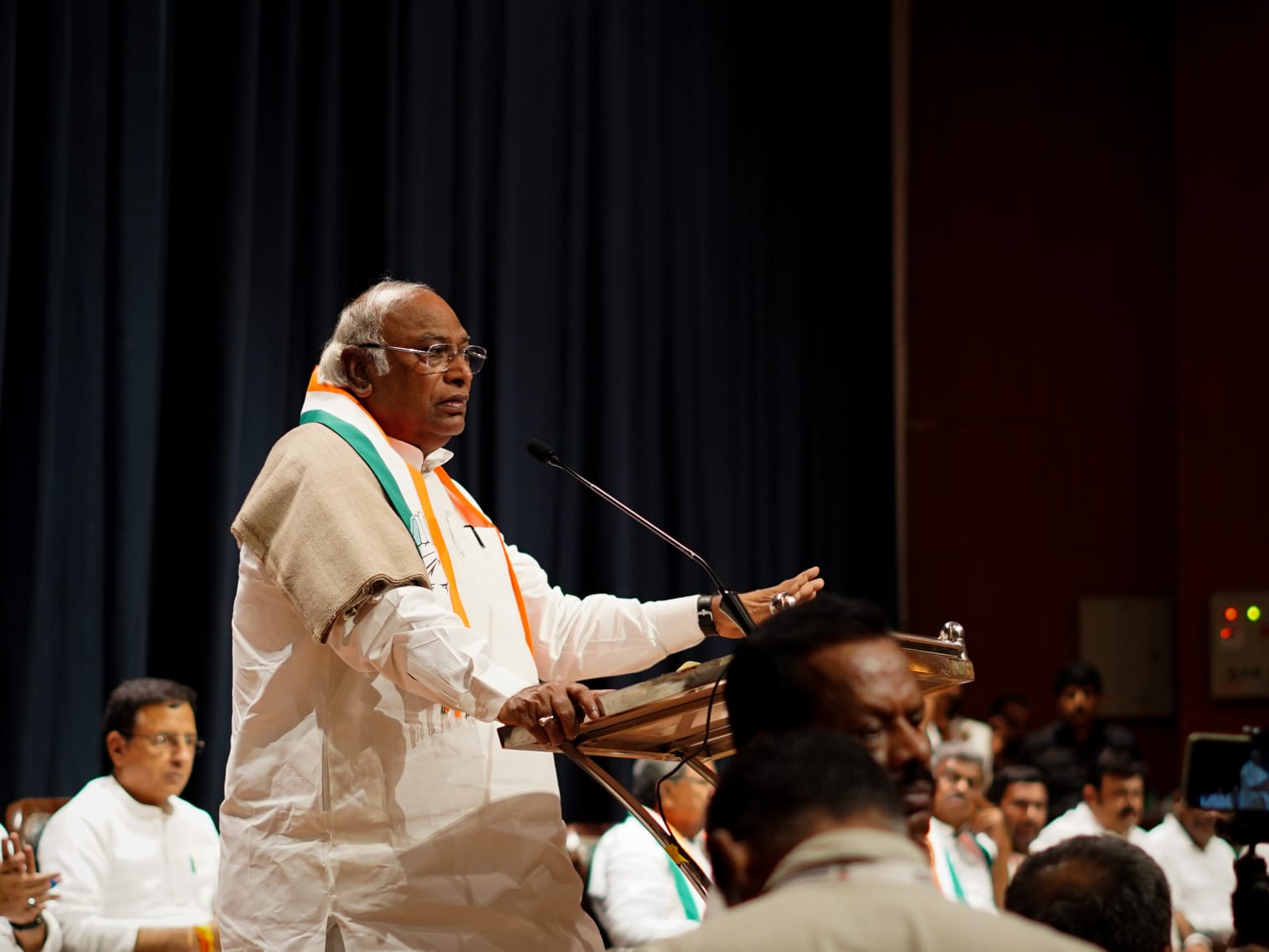 ಶಾಸಕಾಂಗ ಪಕ್ಷದ ಸಭೆ ನಿಗದಿ ಬೆನ್ನಲ್ಲೇ ದೆಹಲಿಗೆ ತೆರಳಿದ ಮಲ್ಲಿಕಾರ್ಜುನ ಖರ್ಗೆ