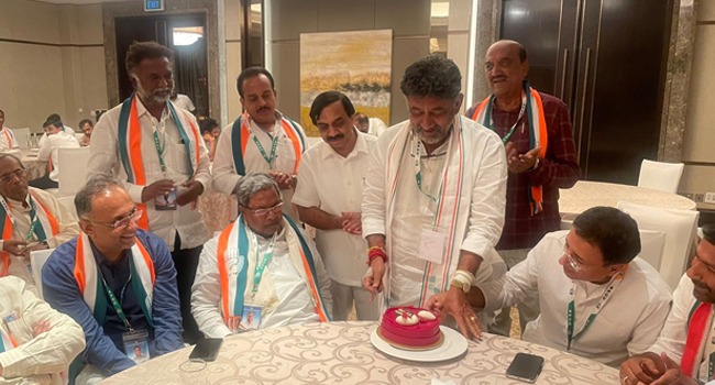 ಡಿ.ಕೆ ಶಿವಕುಮಾರ್ ಹುಟ್ಟುಹಬ್ಬ ಆಚರಿಸಿದ ಕಾಂಗ್ರೆಸ್ ನಾಯಕರು