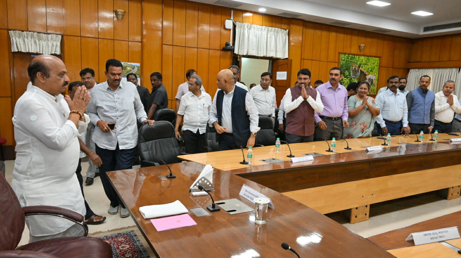 ರಾಜ್ಯ ಸರಕಾರದ ಹಿರಿಯ ಅಧಿಕಾರಿಗಳ ಜತೆ ಕೊನೆಯ ಸಭೆ ಕರೆದು ಧನ್ಯವಾದ ಹೇಳಿದ ಹಂಗಾಮಿ ಸಿಎಂ ಬೊಮ್ಮಾಯಿ