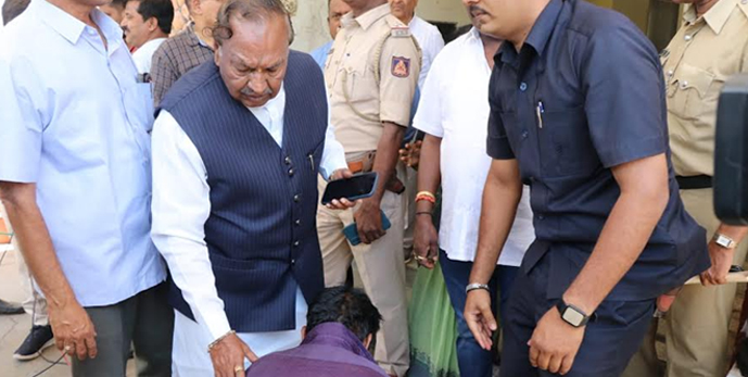 ಬಿಜೆಪಿಗೆ ವೋಟ್‌ ಹಾಕಿದ್ದಕ್ಕೆ ಹಲ್ಲೆ ಎಂದು ಈಶ್ವರಪ್ಪರ ಎದುರು ಗೋಳಾಡಿದ್ದ ಆಟೋ ಚಾಲಕ: ಪ್ರಕರಣಕ್ಕೆ ತಿರುವು