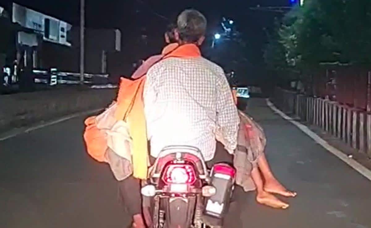 ಆ್ಯಂಬುಲೆನ್ಸ್ ಒದಗಿಸದ ಸರಕಾರಿ ಆಸ್ಪತ್ರೆ: ಬೈಕ್ ನಲ್ಲಿ ಮಗಳ ಮೃತದೇಹ ಸಾಗಿಸಿದ ತಂದೆ