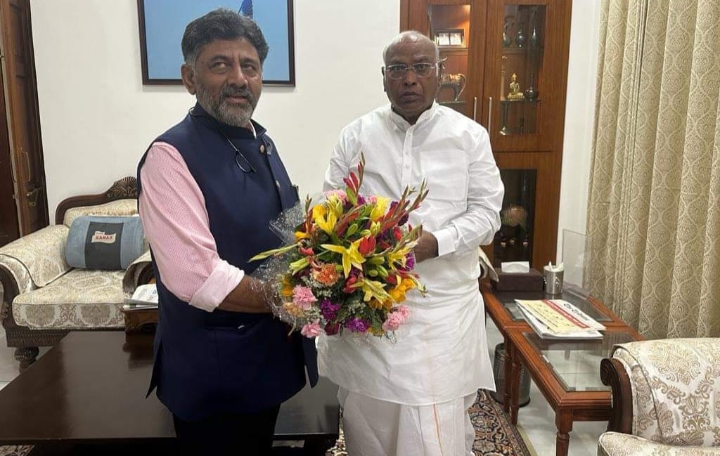 ಸಿಎಂ ಆಯ್ಕೆಗೆ ಅಂತಿಮ ಕಸರತ್ತು | ಎಐಸಿಸಿ ಅಧ್ಯಕ್ಷ ಖರ್ಗೆ ಭೇಟಿಯಾದ ಡಿ.ಕೆ ಶಿವಕುಮಾರ್