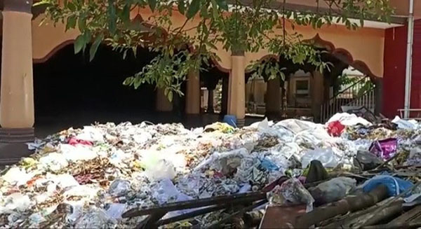 ಉಡುಪಿ ಶ್ರೀಕೃಷ್ಣ ಮಠದ ರಾಜಾಂಗಣದ ಸಮೀಪದಲ್ಲೇ ಕಸದ ರಾಶಿ!