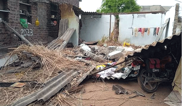 ಕೊಪ್ಪಳ | ಮನೆ ಕುಸಿದು ಮಗು ಸಹಿತ ಇಬ್ಬರು ಮೃತ್ಯು