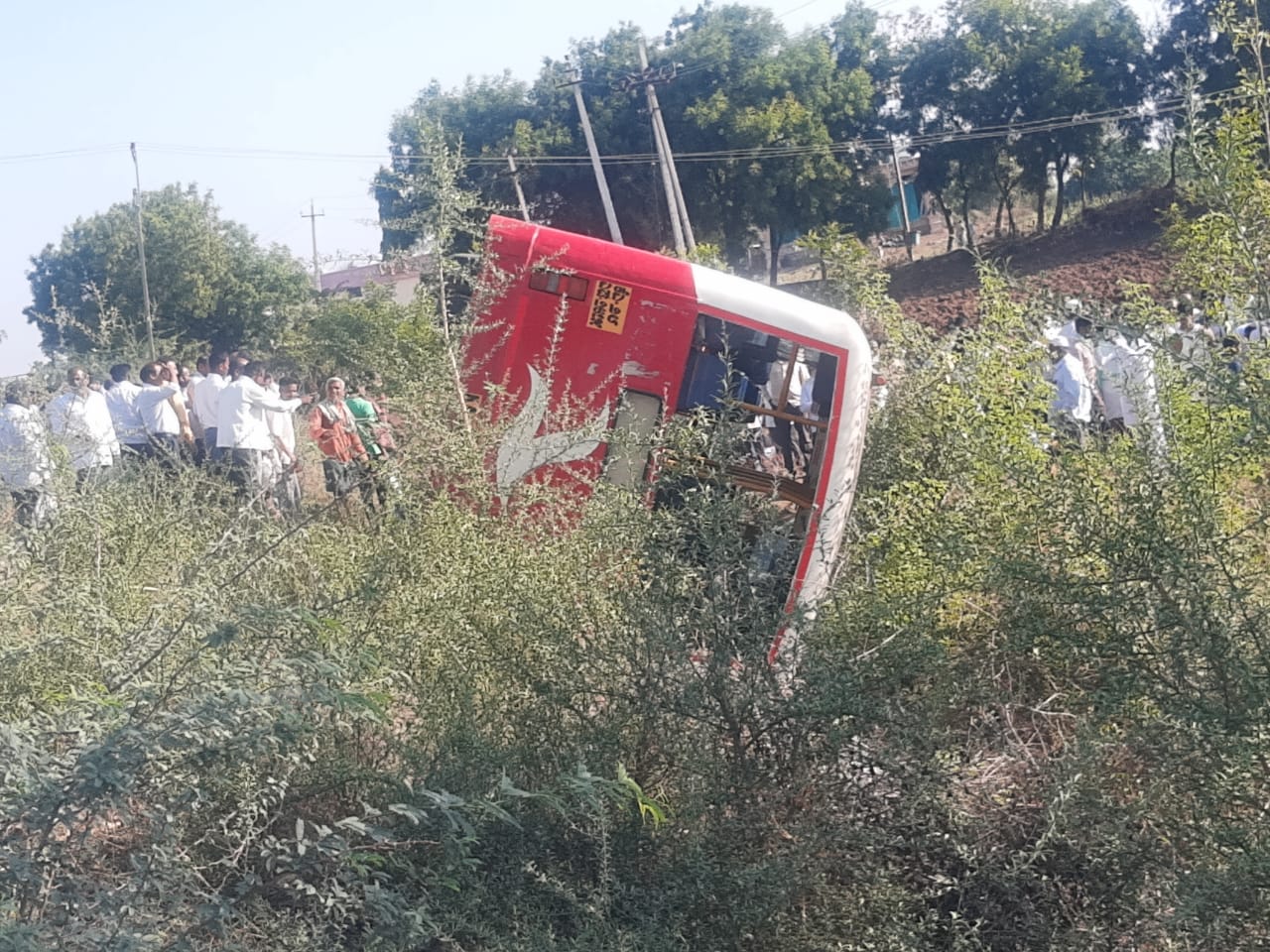 ಬಸ್ ಪಲ್ಟಿ: ಚುನಾವಣಾ ಕರ್ತವ್ಯಕ್ಕೆ ಹೊರಟಿದ್ದ 15ಕ್ಕೂ ಹೆಚ್ಚು ಸಿಬ್ಬಂದಿಗೆ ಗಾಯ