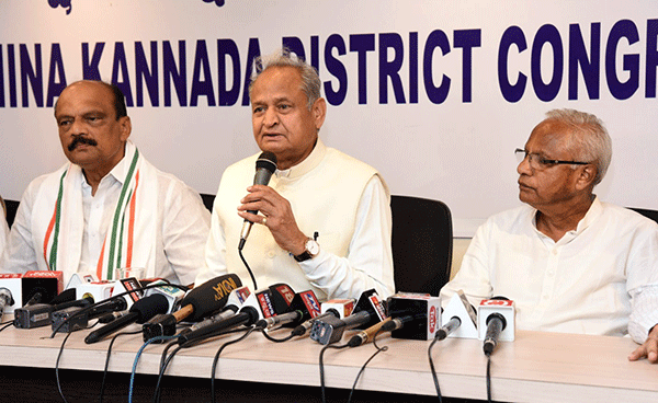 ಮೊದಲು ಬಿಜೆಪಿ ಆಡಳಿತವಿರುವ ರಾಜ್ಯಗಳಲ್ಲಿ ಏಕರೂಪ ನಾಗರಿಕ ಸಂಹಿತೆ ಜಾರಿ ಮಾಡಲಿ: ಗೆಹ್ಲೋಟ್ ಸವಾಲು