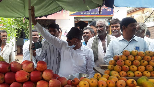 ಸೇಬು, ಮಾವು ಮಾರಾಟ ಮಾಡುವ ಮೂಲಕ ವಿಭಿನ್ನವಾಗಿ ಮತಯಾಚನೆ ಮಾಡಿದ ವಾಟಾಳ್ ನಾಗರಾಜ್