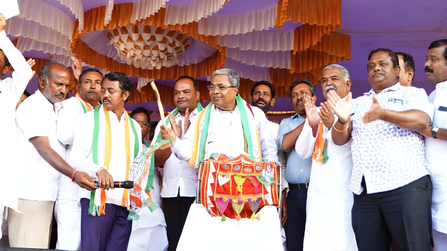 ಕಾಂಗ್ರೆಸ್ ಅಧಿಕಾರಕ್ಕೆ ಬಂದರೆ ಬಾದಾಮಿ ಕ್ಷೇತ್ರವನ್ನು ದತ್ತು ಪಡೆಯುವೆ: ಸಿದ್ದರಾಮಯ್ಯ ಭಾವುಕ ಮಾತು