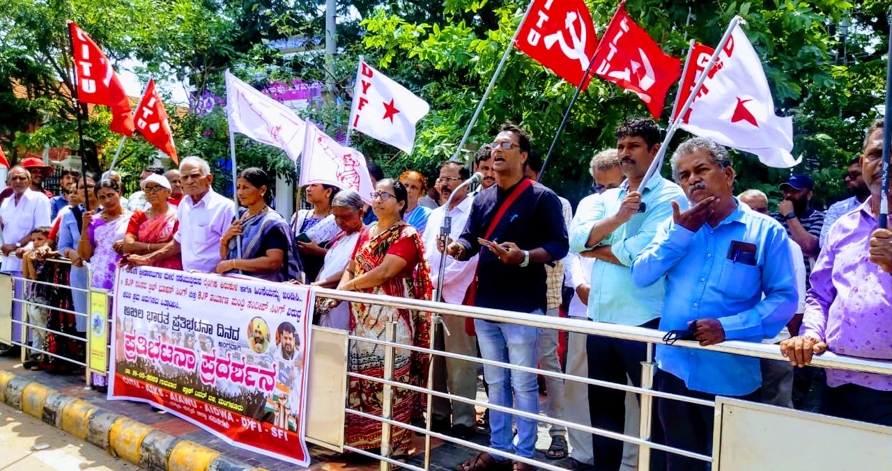 ಮಂಗಳೂರು: ಮಹಿಳಾ ಕ್ರೀಡಾಪಟುಗಳ ಮೇಲೆ ಲೈಂಗಿಕ ಕಿರುಕುಳ ಖಂಡಿಸಿ ಪ್ರತಿಭಟನೆ ಮಂಗಳೂರು: ಮಹಿಳಾ ಕ್ರೀಡಾಪಟುಗಳ ಮೇಲೆ ಲೈಂಗಿಕ ಕಿರುಕುಳ ಖಂಡಿಸಿ ಪ್ರತಿಭಟನೆ