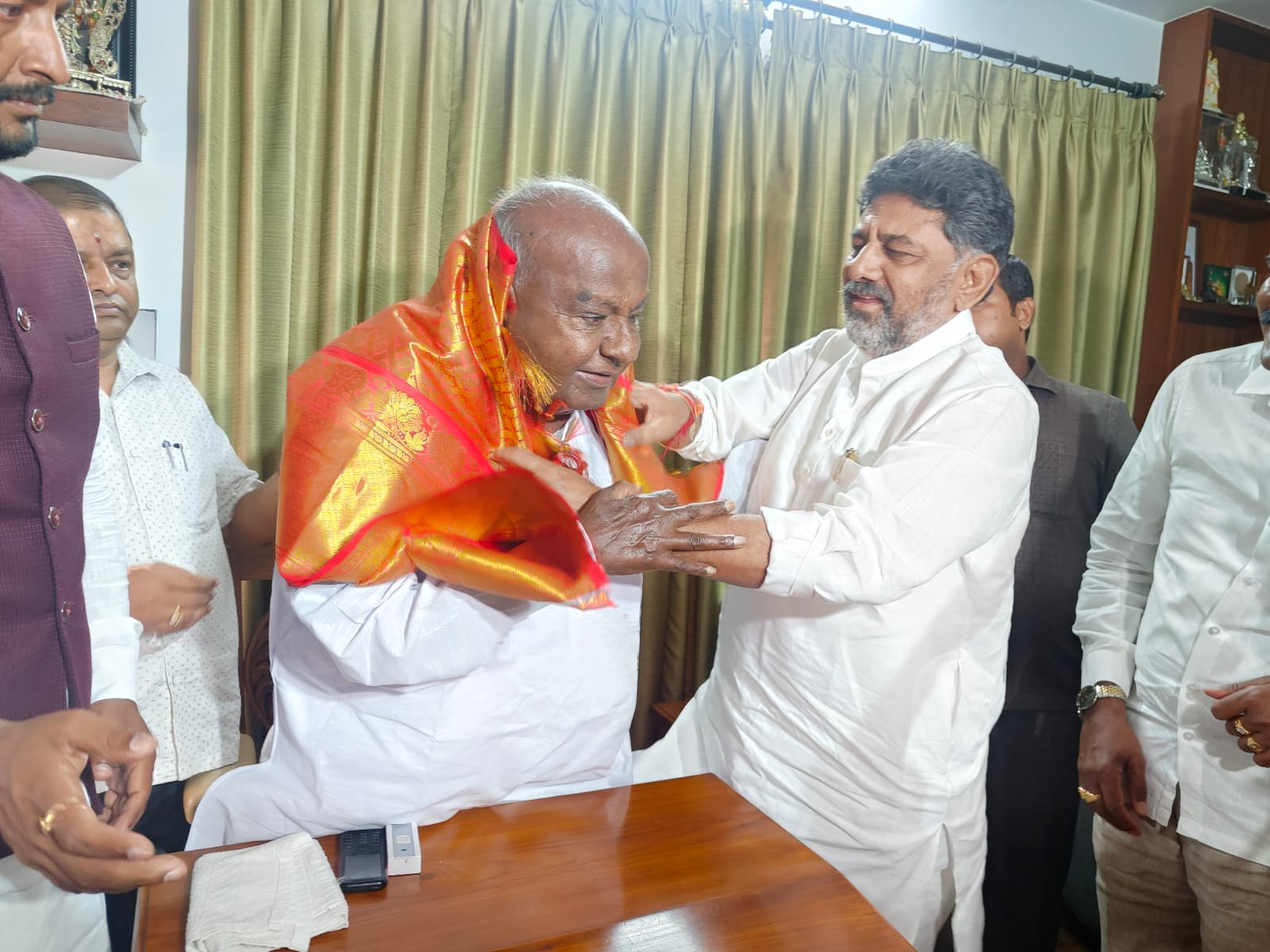 ಮಾಜಿ ಪ್ರಧಾನಿ ಎಚ್.ಡಿ ದೇವೇಗೌಡರನ್ನು ಭೇಟಿಯಾದ ಡಿಸಿಎಂ ಡಿ.ಕೆ ಶಿವಕುಮಾರ್