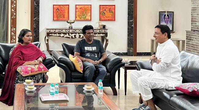 ನಟ ಶಿವರಾಜ್ ​ಕುಮಾರ್ ನಿವಾಸಕ್ಕೆ ಸುರ್ಜೇವಾಲಾ ಭೇಟಿ