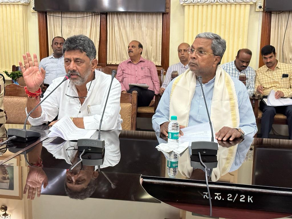 ಹಿರಿಯ ಪೊಲೀಸ್ ಅಧಿಕಾರಿಗಳ ಜತೆ ಸಿದ್ದರಾಮಯ್ಯ, ಡಿಕೆಶಿ ಸಭೆ