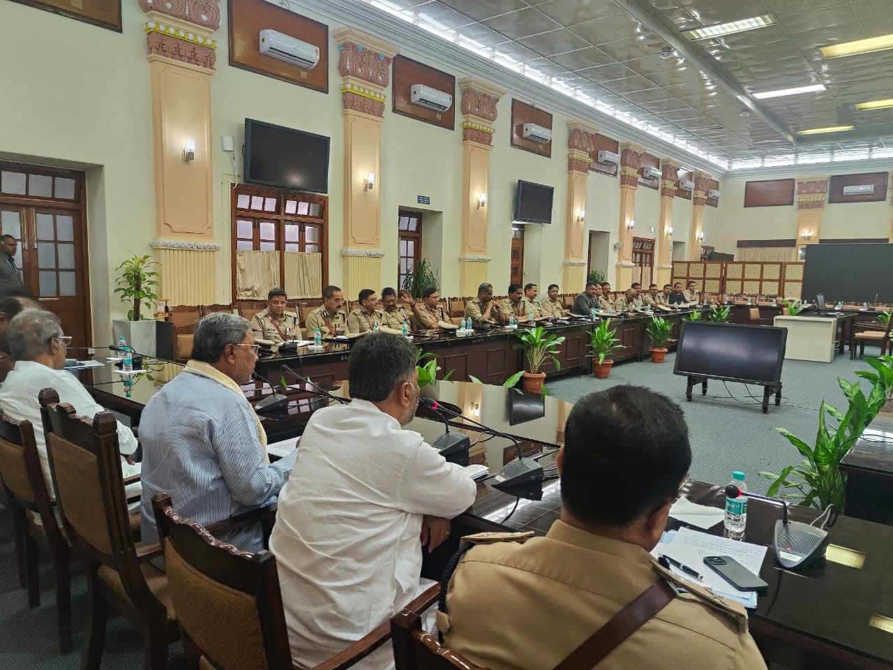 ಶಾಂತಿ-ಸುವ್ಯವಸ್ಥೆ ಹದಗೆಟ್ಟರೆ ಸಂಬಂಧಪಟ್ಟ ಅಧಿಕಾರಿಗಳನ್ನೇ ಹೊಣೆ ಮಾಡಲಾಗುವುದು: ಸಿಎಂ ಸಿದ್ದರಾಮಯ್ಯ ಎಚ್ಚರಿಕೆ