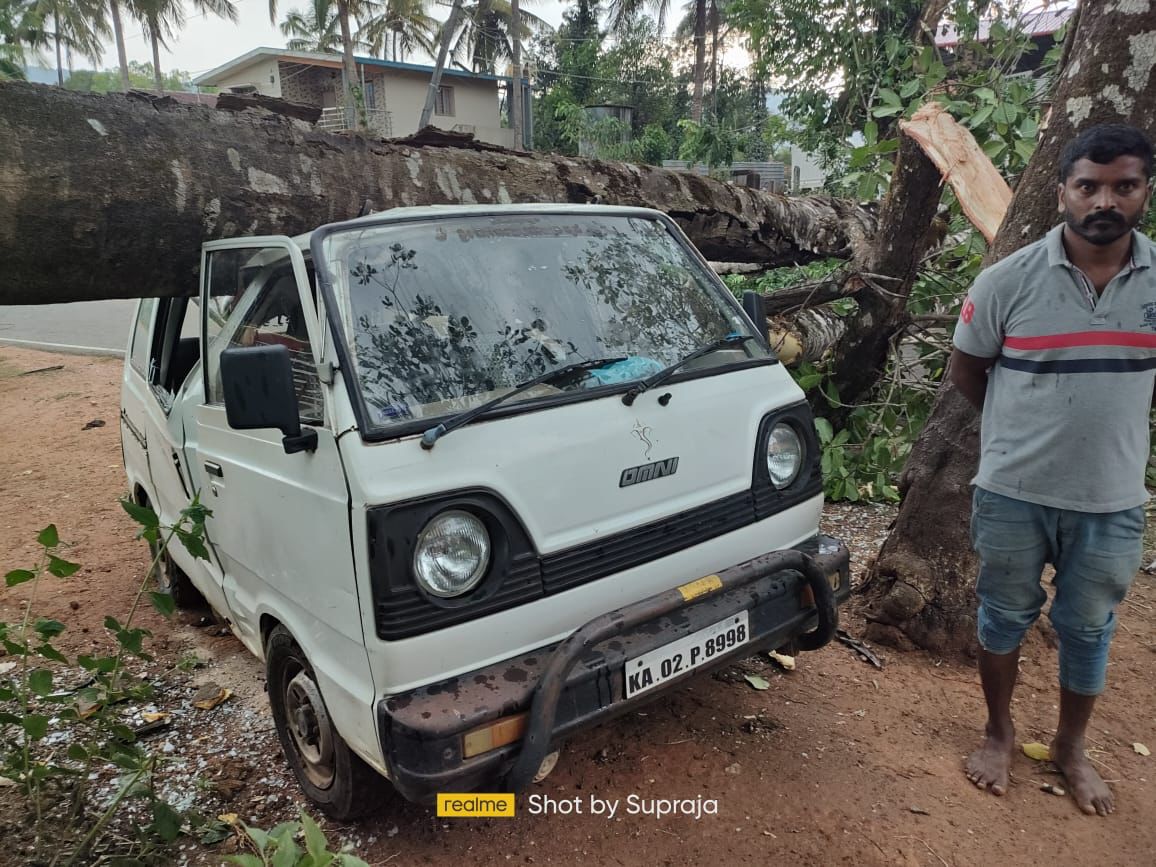 ಶೃಂಗೇರಿ | ಭಾರೀ ಗಾಳಿ, ಮಳೆಗೆ ಕಾರಿನ ಮೇಲೆ ಬಿದ್ದ ಬೃಹತ್ ಗಾತ್ರದ ಮರ, ತಪ್ಪಿದ ಅನಾಹುತ