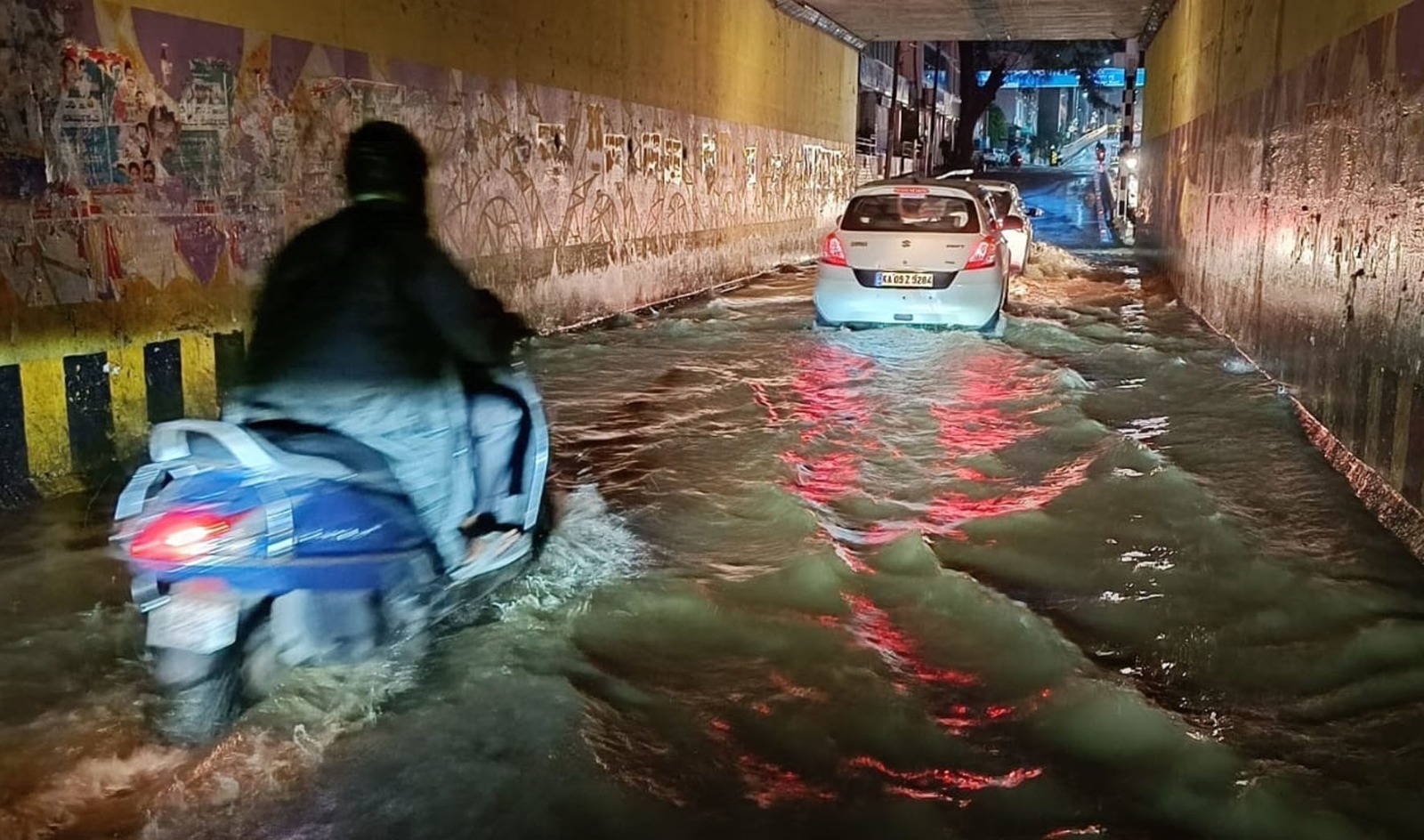 ಬೆಂಗಳೂರಿನಲ್ಲಿ 5ನೇ ದಿನವೂ ಮುಂದುವರಿದ ಮಳೆ; ರಸ್ತೆಗಳು ಜಲಾವೃತ, ವಾಹನ ಸವಾರರ ಪರದಾಟ