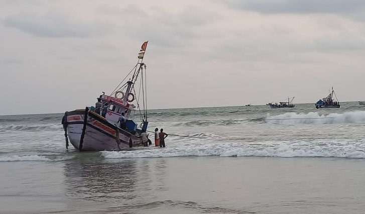 ಪಾರಂಪಳ್ಳಿ ಸಮುದ್ರ ಕಿನಾರೆಗೆ ಅಪ್ಪಳಿಸಿದ ಮೀನುಗಾರಿಕೆ ಬೋಟು ಪಾರಂಪಳ್ಳಿ ಸಮುದ್ರ ಕಿನಾರೆಗೆ ಅಪ್ಪಳಿಸಿದ ಮೀನುಗಾರಿಕೆ ಬೋಟು