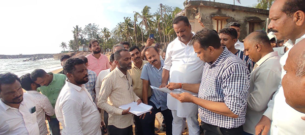 ಉಳ್ಳಾಲ: ಕಡಲ್ಕೊರೆತ ಪ್ರದೇಶಗಳಿಗೆ ವಿಧಾನಸಭಾ ಅಧ್ಯಕ್ಷ ಯುಟಿ ಖಾದರ್ ಭೇಟಿ, ಪರಿಶೀಲನೆ ಉಳ್ಳಾಲ: ಕಡಲ್ಕೊರೆತ ಪ್ರದೇಶಗಳಿಗೆ ವಿಧಾನಸಭಾ ಅಧ್ಯಕ್ಷ ಯುಟಿ ಖಾದರ್ ಭೇಟಿ, ಪರಿಶೀಲನೆ