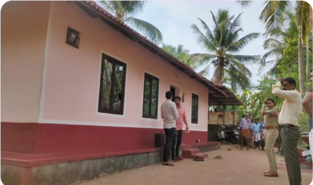 ಪುತ್ತೂರು: ಹಾಡು ಹಗಲೇ ಮನೆಗೆ ನುಗ್ಗಿ ಕಳ್ಳತನ ಪುತ್ತೂರು: ಹಾಡು ಹಗಲೇ ಮನೆಗೆ ನುಗ್ಗಿ ಕಳ್ಳತನ