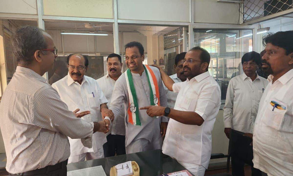 ಮಾಜಿ ಮುಖ್ಯಮಂತ್ರಿ ವೀರಪ್ಪ ಮೊಯ್ಲಿ ಕಾಂಗ್ರೆಸ್ ಅಭ್ಯರ್ಥಿ ಪರ ಮತಯಾಚನೆ