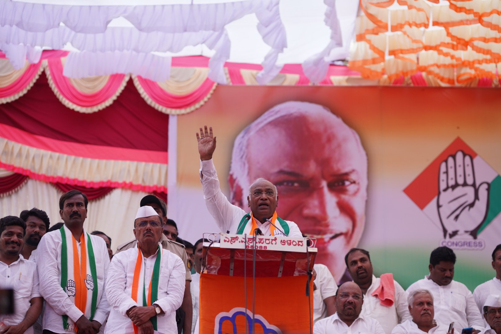 ಅಧಿಕಾರಕ್ಕೆ ಬಂದರೆ 2.5 ಲಕ್ಷ ಖಾಲಿ ಹುದ್ದೆ ಭರ್ತಿ: ಎಐಸಿಸಿ ಅಧ್ಯಕ್ಷ ಮಲ್ಲಿಕಾರ್ಜುನ ಖರ್ಗೆ