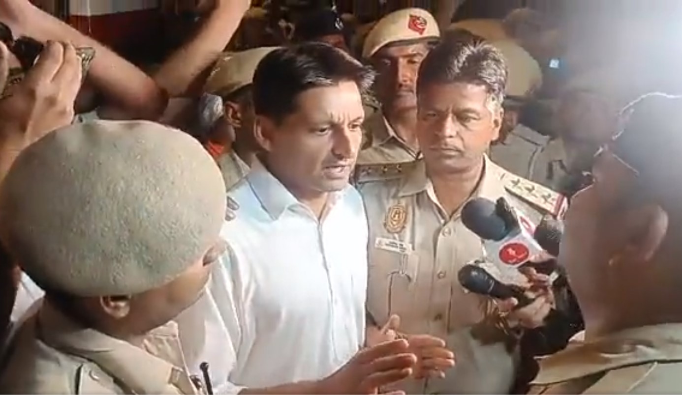 ಕುಸ್ತಿಪಟುಗಳು - ಪೊಲೀಸರ ಮಧ್ಯೆ ಸಂಘರ್ಷ: ಕಾಂಗ್ರೆಸ್ ಮುಖಂಡ ದೀಪೇಂದರ್ ಹೂಡಾ ಭೇಟಿಗೆ ಅವಕಾಶ ನಿರಾಕರಣೆ