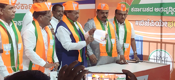 ಕಲಬುರಗಿ: ಸುದ್ದಿಗೋಷ್ಠಿಯಲ್ಲಿ ಕಾಂಗ್ರೆಸ್ ಪ್ರಣಾಳಿಕೆ ಪ್ರತಿ ಸುಟ್ಟು ಹಾಕಿದ ಈಶ್ವರಪ್ಪ