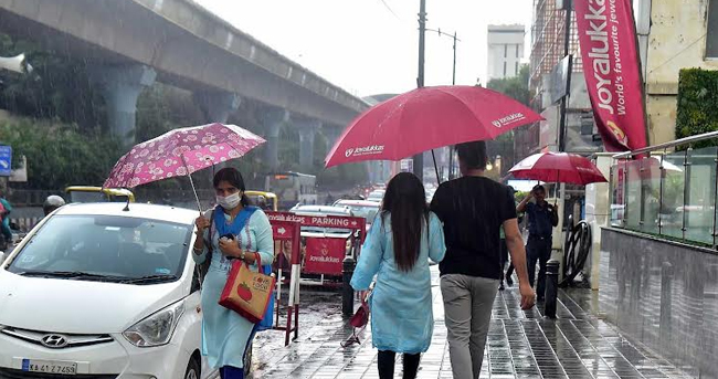 ಬೆಂಗಳೂರಿನಲ್ಲಿ ಮುಂದುವರಿದ ಮಳೆ; ಹಲವೆಡೆ ಜನಜೀವನ ಅಸ್ತವ್ಯಸ್ತ