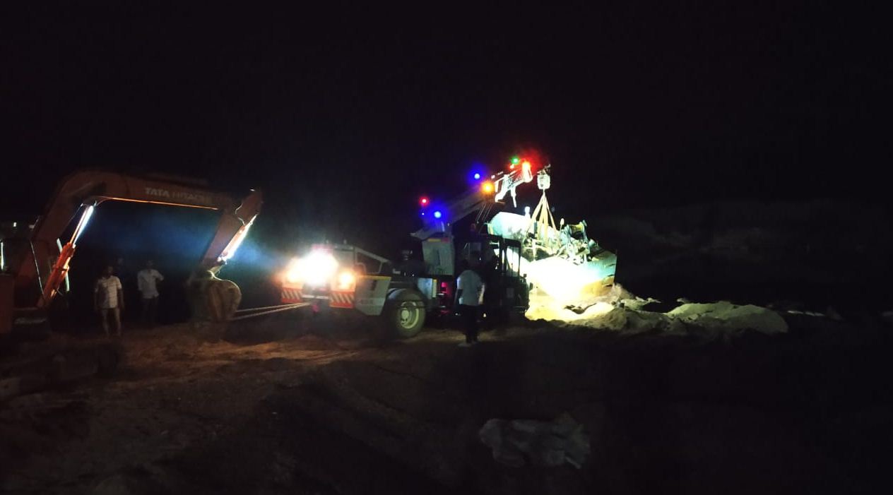 ಉಪ್ಪಿನಂಗಡಿ: ಅಕ್ರಮ ಮರಳು ಅಡ್ಡೆಗೆ ದಾಳಿ; ಎರಡು ದೋಣಿ, ಹಿಟಾಚಿ ವಶಕ್ಕೆ