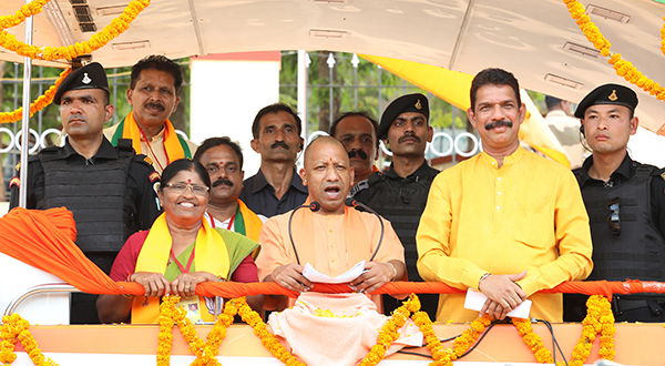 ಪುತ್ತೂರಿನಲ್ಲಿ ಉತ್ತರ ಪ್ರದೇಶ ಸಿಎಂ ಆದಿತ್ಯನಾಥ್ ರೋಡ್ ಶೋ; ಬಿಜೆಪಿ ಪರ ಪ್ರಚಾರ