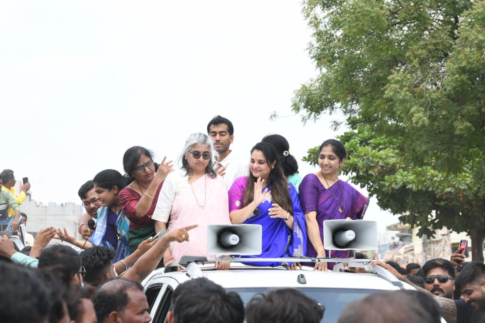 ಕಾಂಗ್ರೆಸ್‍ ಗೆಲ್ಲಿಸಿದರೆ ಜನಪರ ಯೋಜನೆಗಳು ಜಾರಿಯಾಗಲಿವೆ: ವಿಜಯಪುರದಲ್ಲಿ ಎಂ. ಬಿ. ಪಾಟೀಲ್ ಪರ ನಟಿ ರಮ್ಯಾ ರೋಡ್ ಶೋ