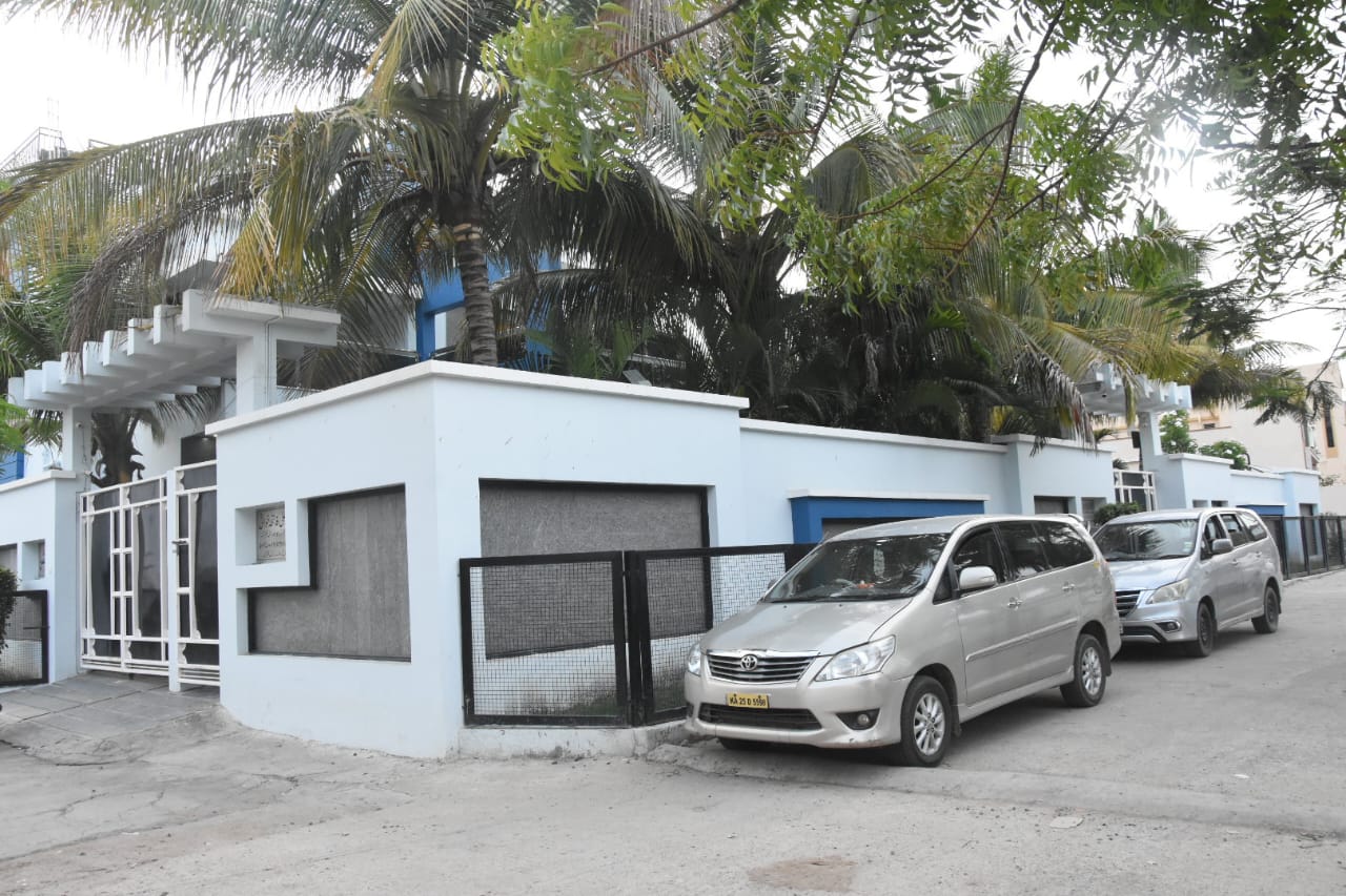 ರಾಜ್ಯದಲ್ಲಿ ಮುಂದುವರಿದ ಐಟಿ ದಾಳಿ: ಮಾಜಿ ಮುಖ್ಯಮಂತ್ರಿ ಸಹೋದರಿ ಮನೆಯಲ್ಲಿ ಶೋಧ ರಾಜ್ಯದಲ್ಲಿ ಮುಂದುವರಿದ ಐಟಿ ದಾಳಿ: ಮಾಜಿ ಮುಖ್ಯಮಂತ್ರಿ ಸಹೋದರಿ ಮನೆಯಲ್ಲಿ ಶೋಧ