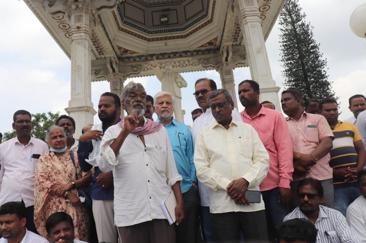 ಖರ್ಗೆ ಕುಟುಂಬಕ್ಕೆ ಕೊಲೆ ಬೆದರಿಕೆ ಹಾಕಿದ ಮಣಿಕಂಠ ರಾಠೋಡ್ ಭಯೋತ್ಪಾದಕನಲ್ಲವೇ: ದೇವನೂರ ಮಹಾದೇವ ಪ್ರಶ್ನೆ