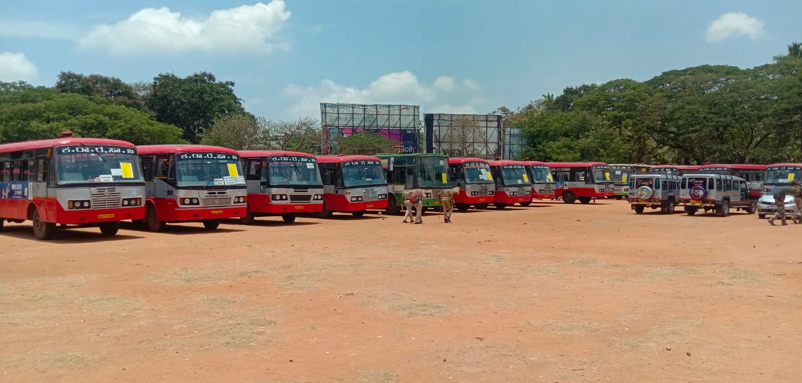 ಚುನಾವಣಾ ಕಾರ್ಯಕ್ಕೆ ಬಸ್‍ಗಳು: ಕೆಎಸ್ಸಾರ್ಟಿಸಿ ಬಸ್‍ಗಳ ಕೊರತೆಯಿಂದ ಪ್ರಯಾಣಿಕರ ಪರದಾಟ