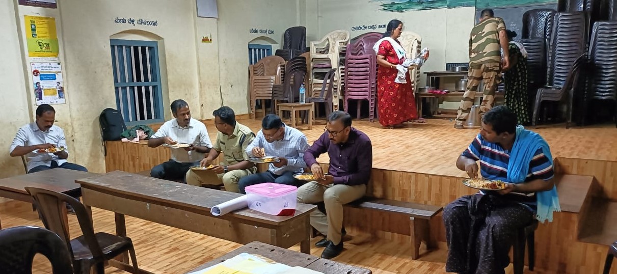 ಬೈಲೂರು ಮತಗಟ್ಟೆಯಲ್ಲಿ ಭೋಜನ ಸ್ವೀಕರಿಸಿದ ಉಡುಪಿ ಡಿಸಿ, ಎಸ್‌ಪಿ