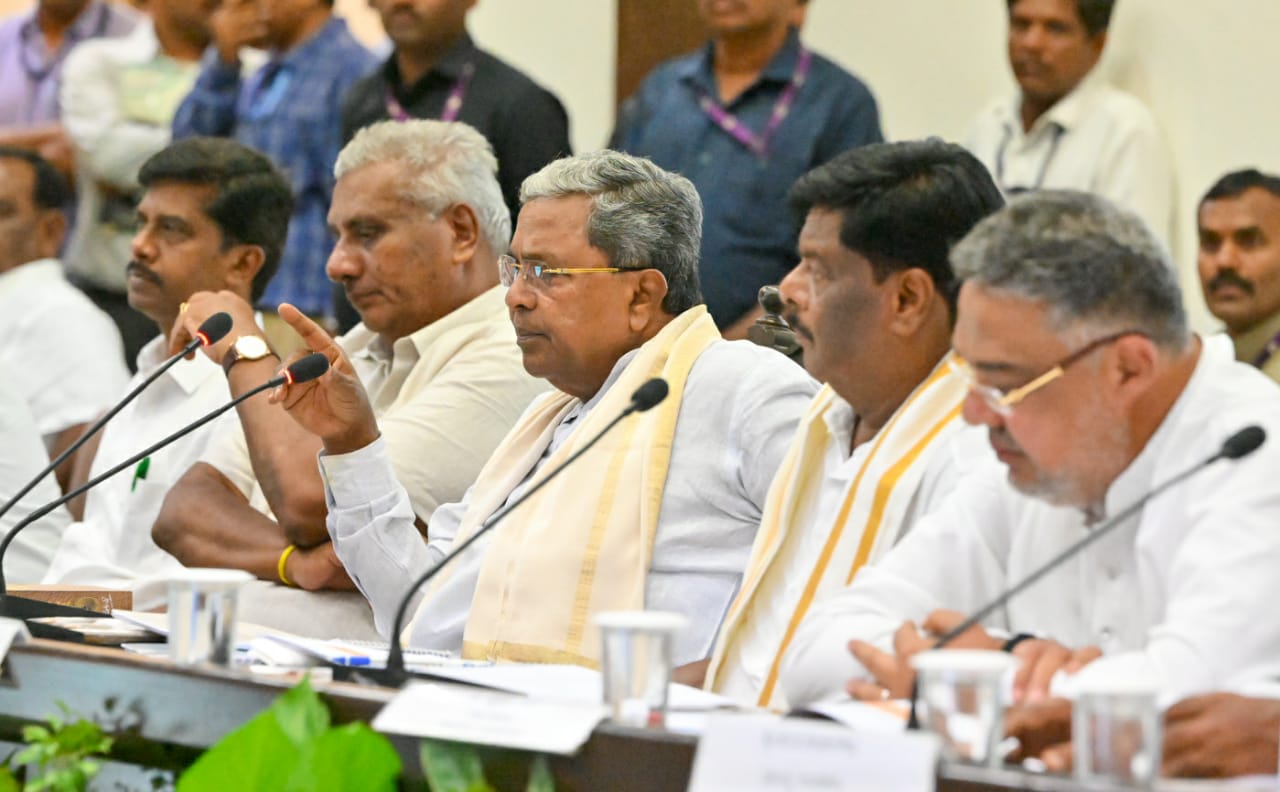 ನೀವು ಬದಲಾಗದಿದ್ದರೆ ನಾವೇ ಬದಲಾವಣೆ ಕಾಣಿಸಬೇಕಾಗುತ್ತದೆ: ಅಧಿಕಾರಿಗಳಿಗೆ ಸಿಎಂ ಎಚ್ಚರಿಕೆ ನೀವು ಬದಲಾಗದಿದ್ದರೆ ನಾವೇ ಬದಲಾವಣೆ ಕಾಣಿಸಬೇಕಾಗುತ್ತದೆ: ಅಧಿಕಾರಿಗಳಿಗೆ ಸಿಎಂ ಎಚ್ಚರಿಕೆ