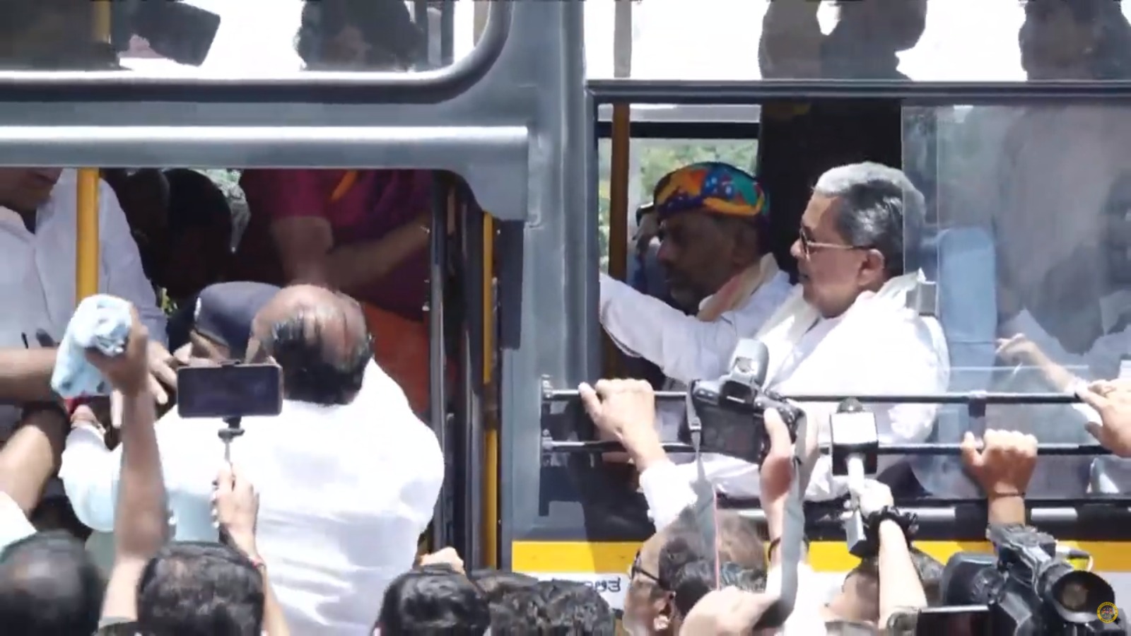 ಬಸ್ ನಲ್ಲಿ ಪ್ರಯಾಣಿಸಿ ಶಕ್ತಿ ಯೋಜನೆಗೆ ವಿದ್ಯುಕ್ತ ಚಾಲನೆ ನೀಡಿದ ಸಿಎಂ ಸಿದ್ದರಾಮಯ್ಯ, ಡಿಸಿಎಂ ಡಿಕೆಶಿ