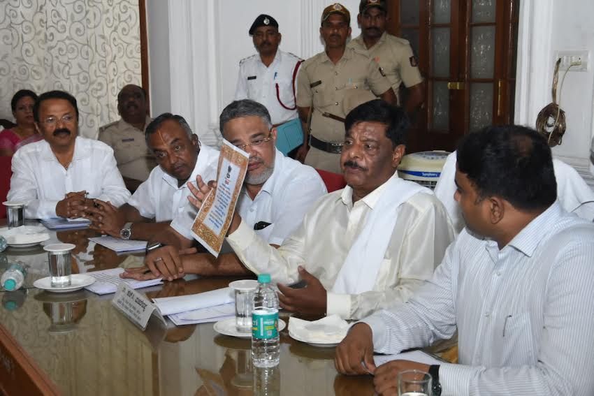 ನನ್ನನ್ನೇ ದಾರಿ ತಪ್ಪಿಸುತ್ತೀರಾ? ಸಿಎಂಗೆ ಹೇಳಿ ಅಮಾನತು ಮಾಡಿಸಬೇಕೇ?: ಅಧಿಕಾರಿಗಳಿಗೆ ಸಚಿವ ಮಹದೇವಪ್ಪ ತರಾಟೆ