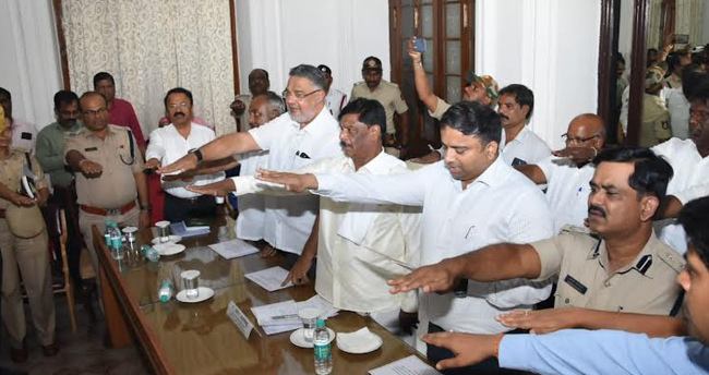 ಅಧಿಕಾರಿಗಳಿಗೆ ಸಂವಿಧಾನ ಪೀಠಿಕೆ ಬೋಧಿಸಿದ ಸಚಿವ ಎಚ್‌.ಸಿ.ಮಹದೇವಪ್ಪ