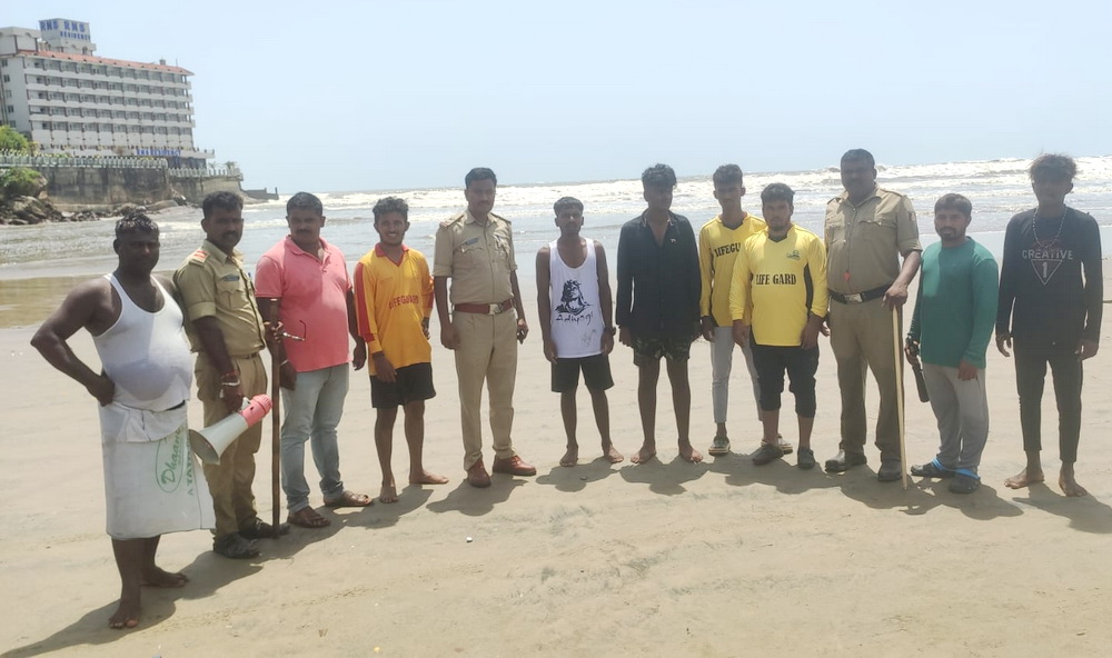 ಮುರುಡೇಶ್ವರ ಪ್ರವಾಸಕ್ಕೆ ಬಂದಿದ್ದ ತಂಡದ ಓರ್ವ ಸಮುದ್ರಪಾಲು, ಇಬ್ಬರ ರಕ್ಷಣೆ