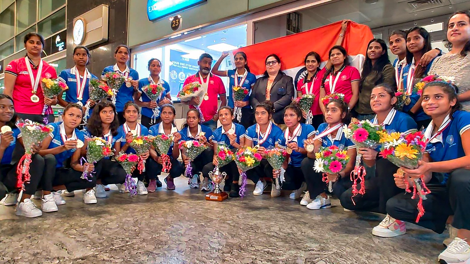 ಜೂನಿಯರ್ ಏಶ್ಯಕಪ್ ಚಾಂಪಿಯನ್ನರಿಗೆ ಬೆಂಗಳೂರಿನಲ್ಲಿ ಸಂಭ್ರಮದ ಸ್ವಾಗತ...