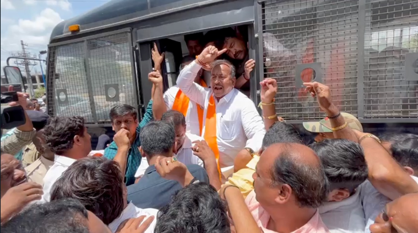 ಶಿವಮೊಗ್ಗ | ಮೆಸ್ಕಾಂ ಕಚೇರಿಗೆ ಕಲ್ಲು ತೂರಾಟ ಪ್ರಕರಣ: ಬಿಜೆಪಿ ಶಾಸಕ ಸೇರಿ ಹಲವರು ಪೊಲೀಸ್ ವಶಕ್ಕೆ