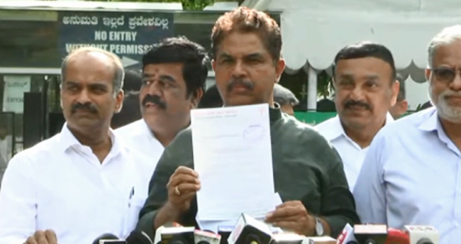 ಅಧಿಕಾರಿಗಳ ಸಭೆಯಲ್ಲಿ ಸುರ್ಜೇವಾಲಾ ಭಾಗಿ ಆರೋಪ; ರಾಜ್ಯಪಾಲರಿಗೆ ದೂರು ನೀಡಿದ ಬಿಜೆಪಿ