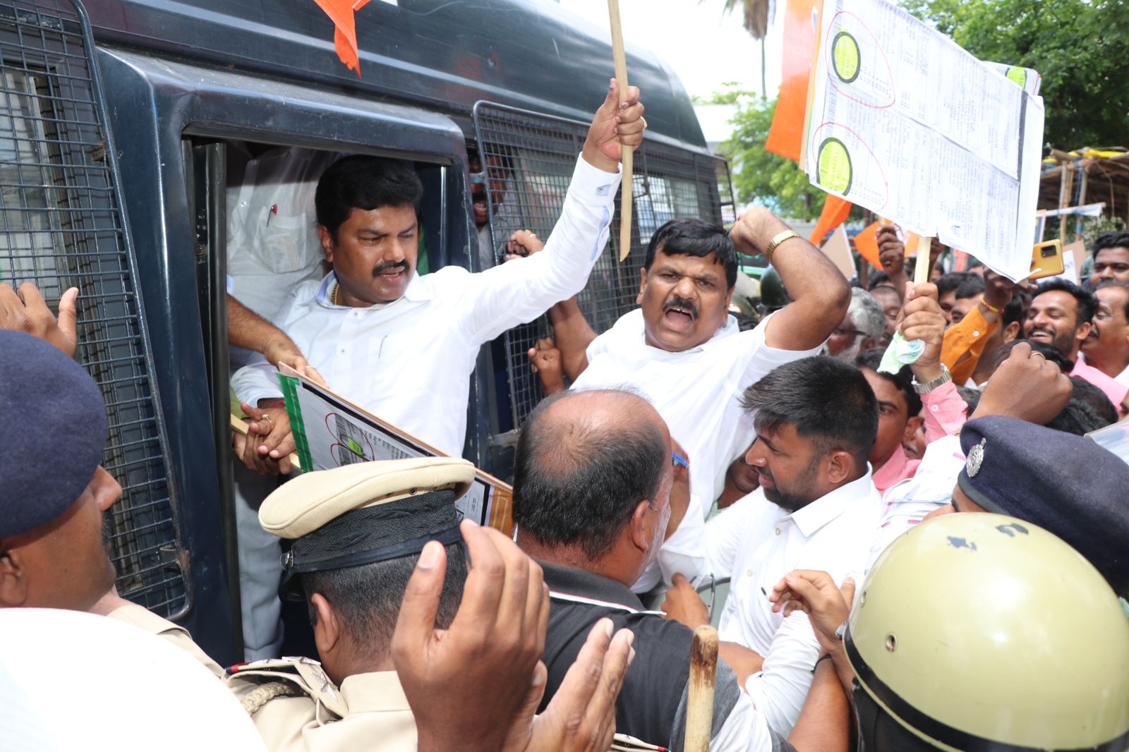 ಶಿವಮೊಗ್ಗ ಮೆಸ್ಕಾಂ ಕಚೇರಿಗೆ ಮುತ್ತಿಗೆಗೆ ಯತ್ನ; ಸಂಸದ ಬಿ.ವೈ.ರಾಘವೇಂದ್ರ ಸೇರಿ ಹಲವರು ಪೊಲೀಸ್ ವಶಕ್ಕೆ