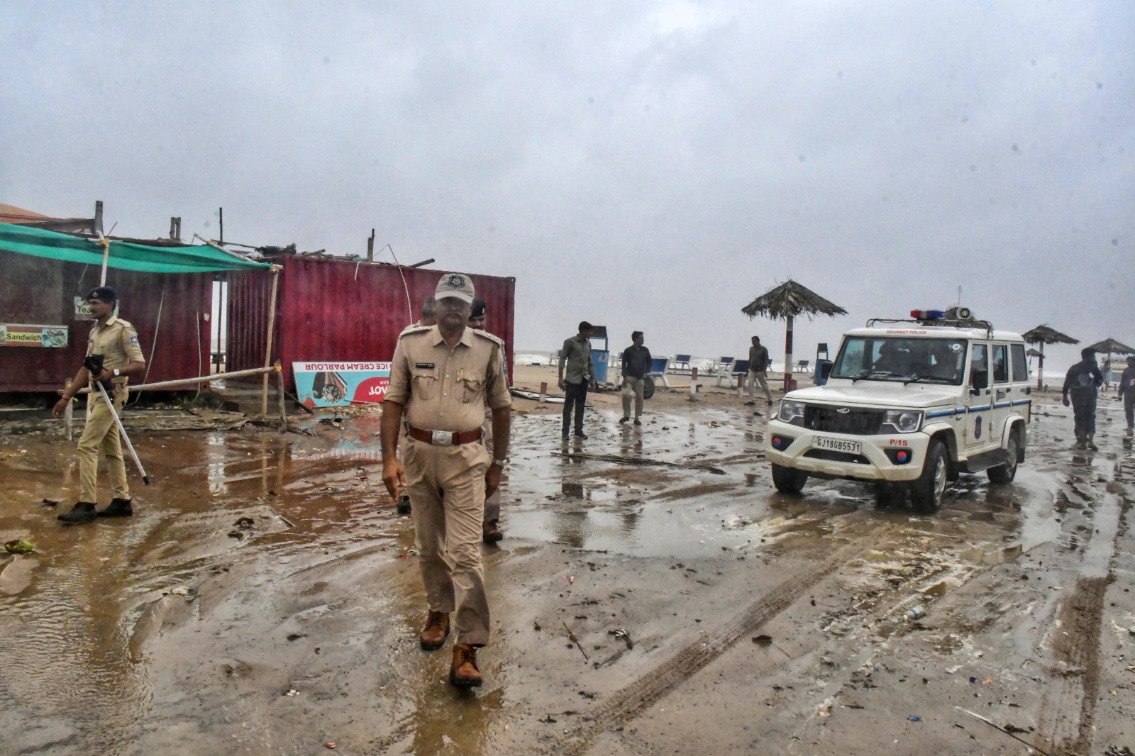 ಗುಜರಾತ್ : ಪ್ರವಾಹಕ್ಕೆ ಸಿಲುಕಿದ್ದ ಮೇಕೆಗಳನ್ನು ರಕ್ಷಿಸಲು ಹೋಗಿ ನೀರು ಪಾಲಾದ ತಂದೆ-ಮಗ