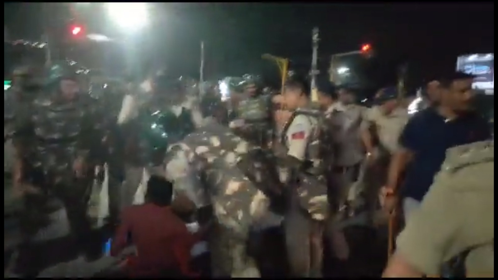 ಬಜರಂಗದಳ ಸದಸ್ಯರ ಮೇಲೆ ಲಾಠಿ ಚಾರ್ಜ್ ಮಾಡಿದ ಪೊಲೀಸ್ ಅಧಿಕಾರಿ ಅಮಾನತು