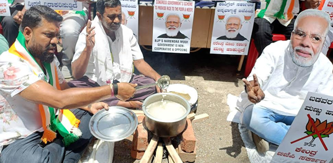 ಅನ್ನಭಾಗ್ಯ ಯೋಜನೆಗೆ ಅಕ್ಕಿ ಒದಗಿಸದ ಕೇಂದ್ರದ ವಿರುದ್ಧ ‘ಬೀದಿಯಲ್ಲಿ ಅನ್ನ ಬೇಯಿಸಿ’ ಕಾಂಗ್ರೆಸ್ ವಿಭಿನ್ನ ಪ್ರತಿಭಟನೆ